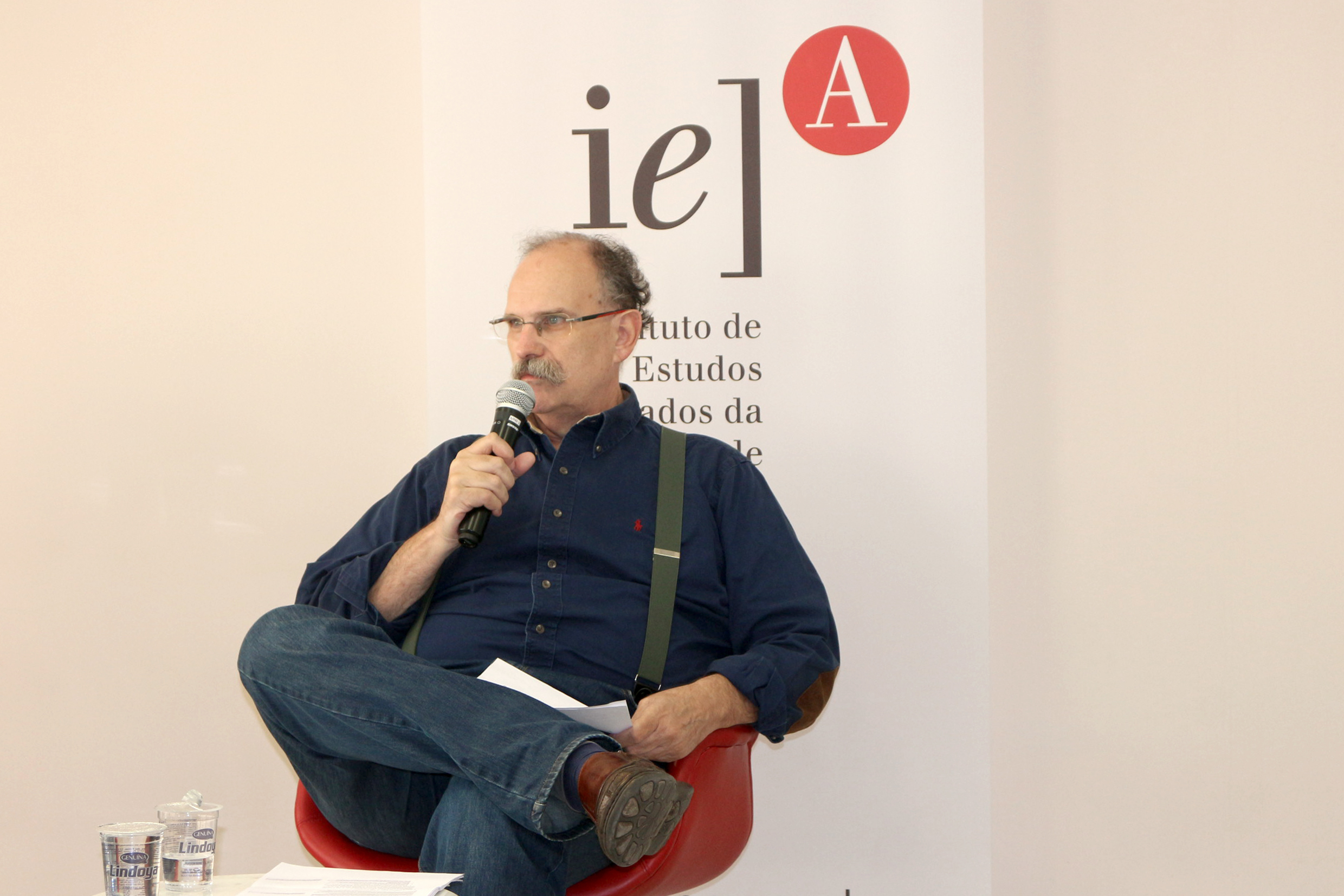 Glauco Arbix faz a abertura do evento e apresenta Jorge Ávila