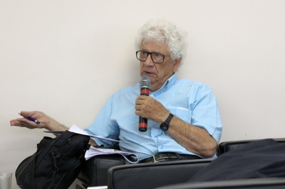 José da Rocha Carvalheiro fala durante o debate