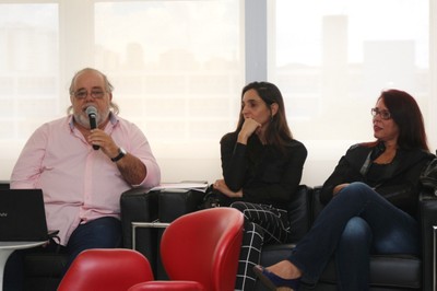 Participante do público faz perguntas aos expositores durante o debate