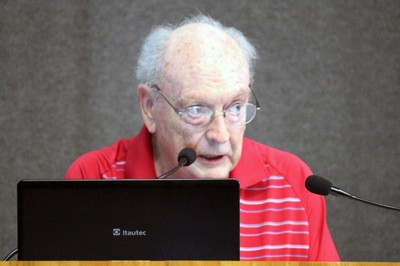 Hugh Lacey responde as perguntas durante o debate