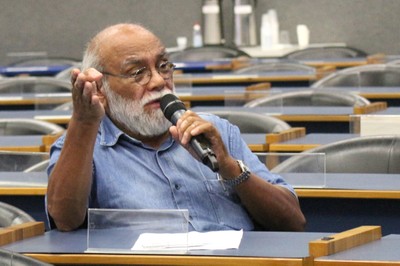Participante do público faz perguntas aos expositores durante o debate