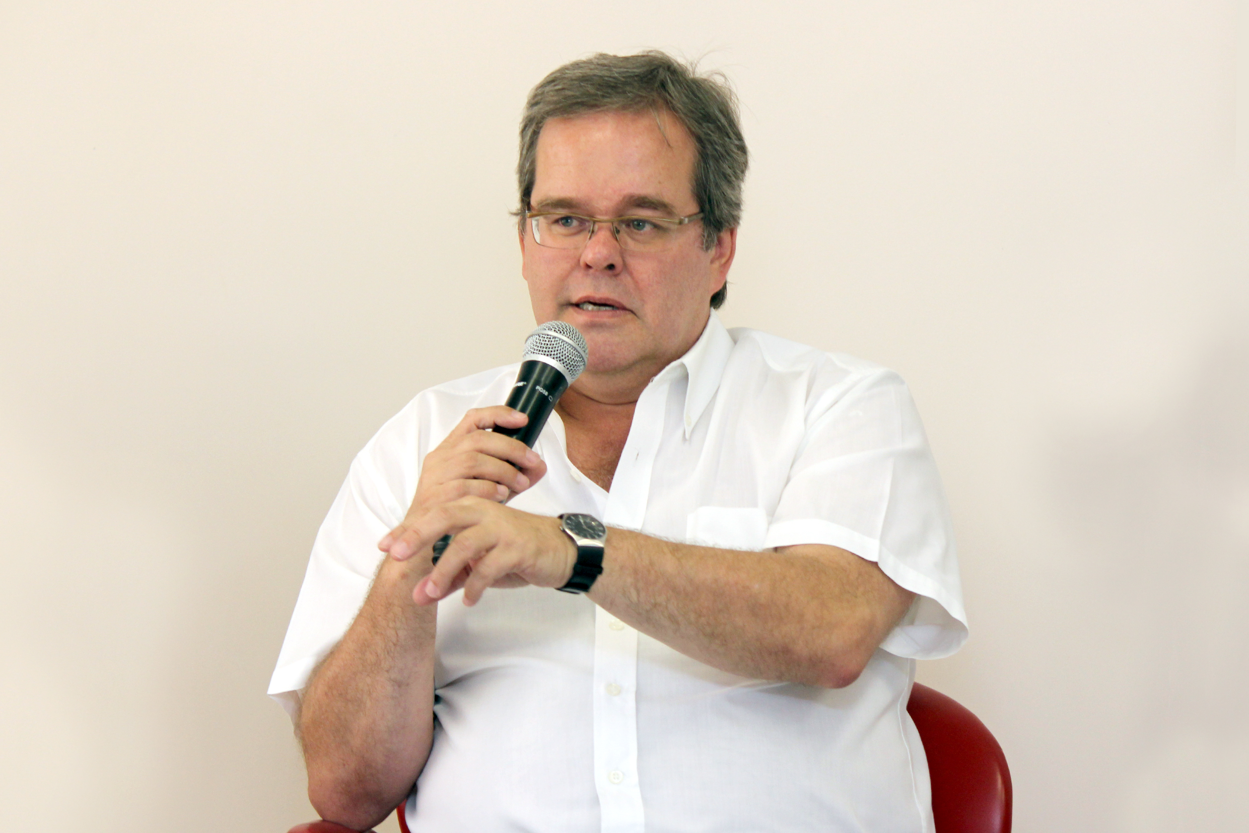 Andrei Koerner abre o evento e apresenta as expositoras