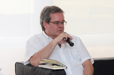 Andrei Koerner faz perguntas as expositoras