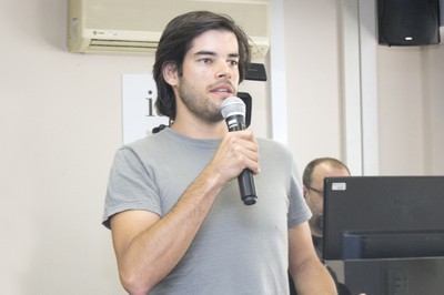 Participante do público faz perguntas ao expositor