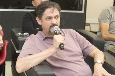 Participante do público faz perguntas ao expositor