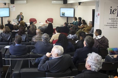 Público durante a conferência de Roenneberg