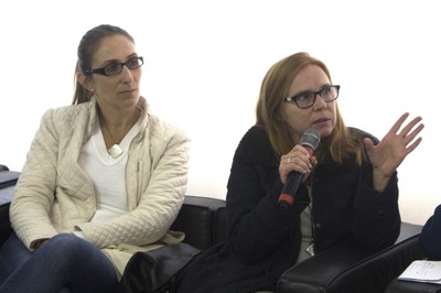 Participante faz pergunta durante o debate