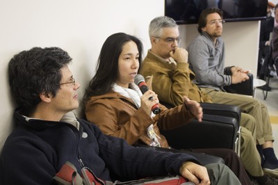 Participante faz pergunta durante o debate