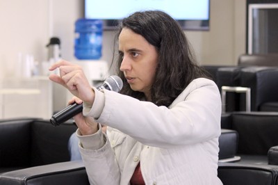 participante do público faz perguntas aos expositores