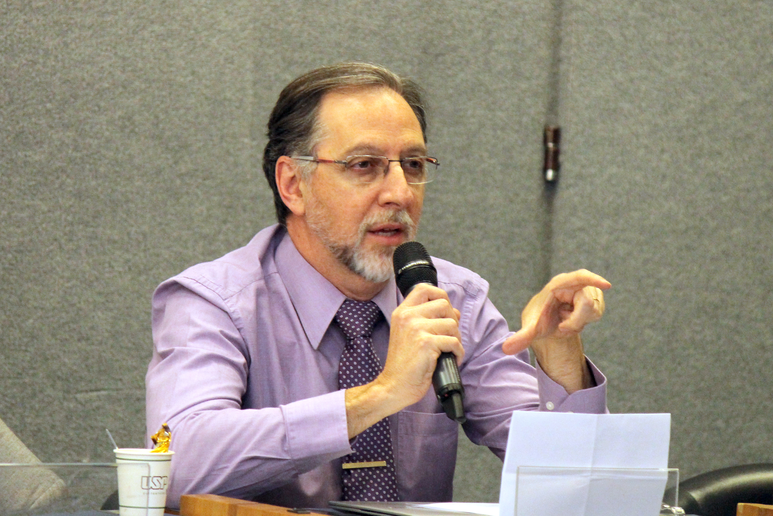 Flavio Pechansky faz perguntas aos expositores durante o debate
