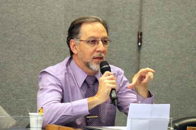 Flavio Pechansky faz perguntas aos expositores durante o debate