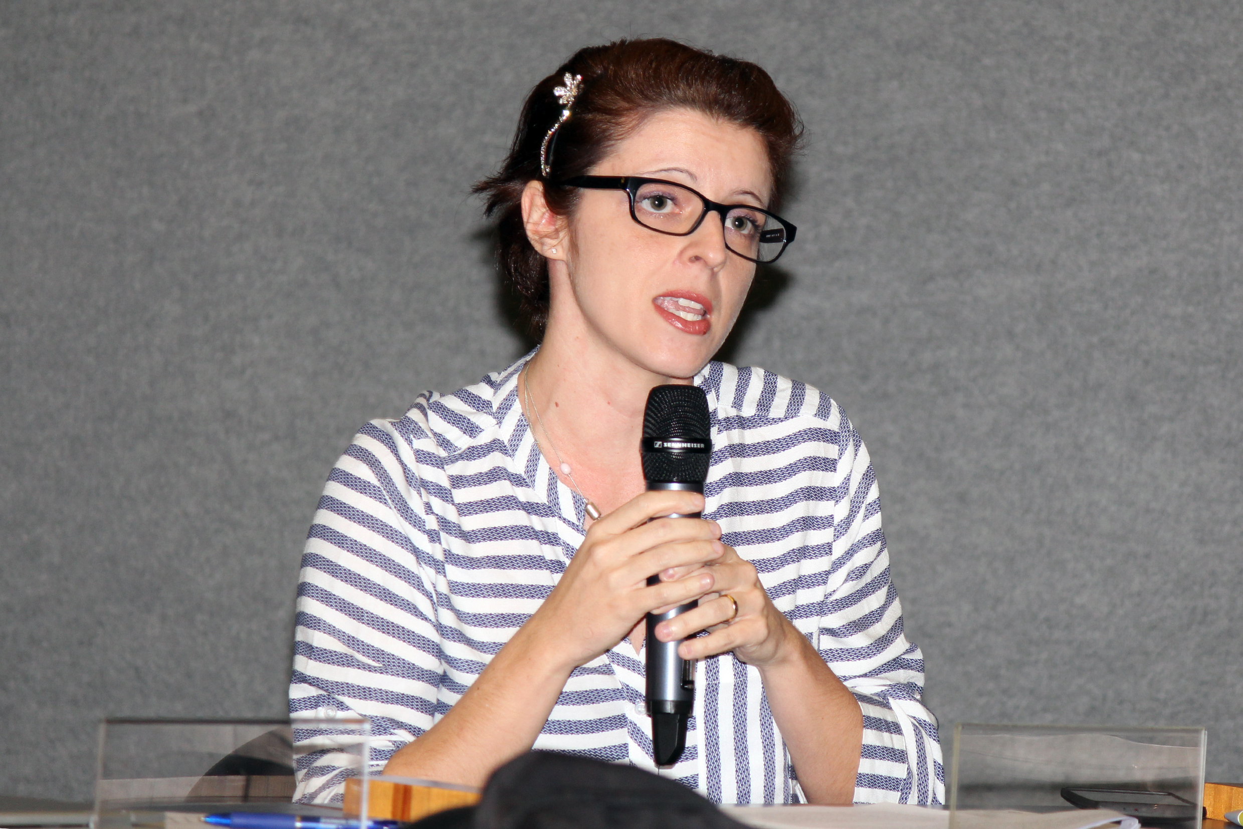 Zila van der Meer Sanchez Dutenhefner faz perguntas aos expositores 