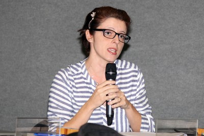 Zila van der Meer Sanchez Dutenhefner faz perguntas aos expositores 