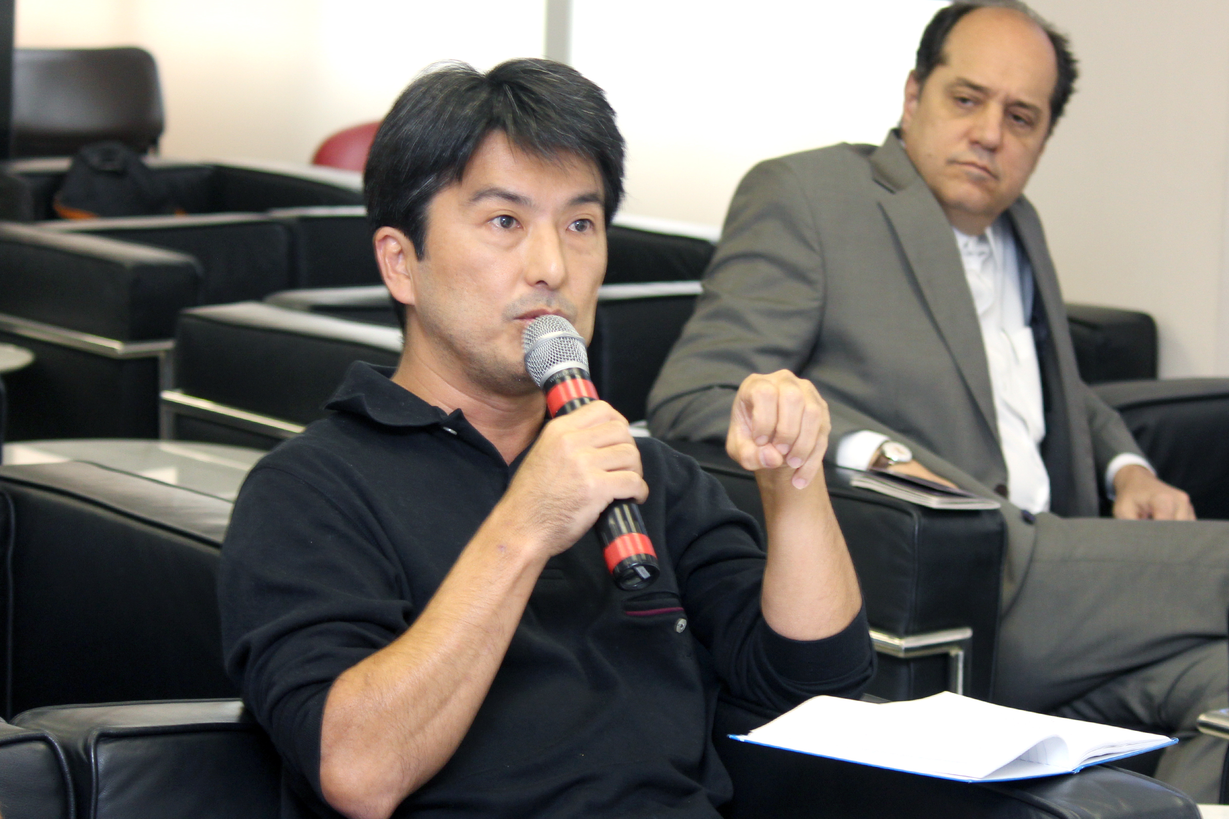 Participante do público faz perguntas aos expositores