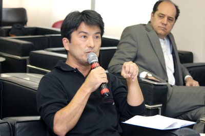 Participante do público faz perguntas aos expositores