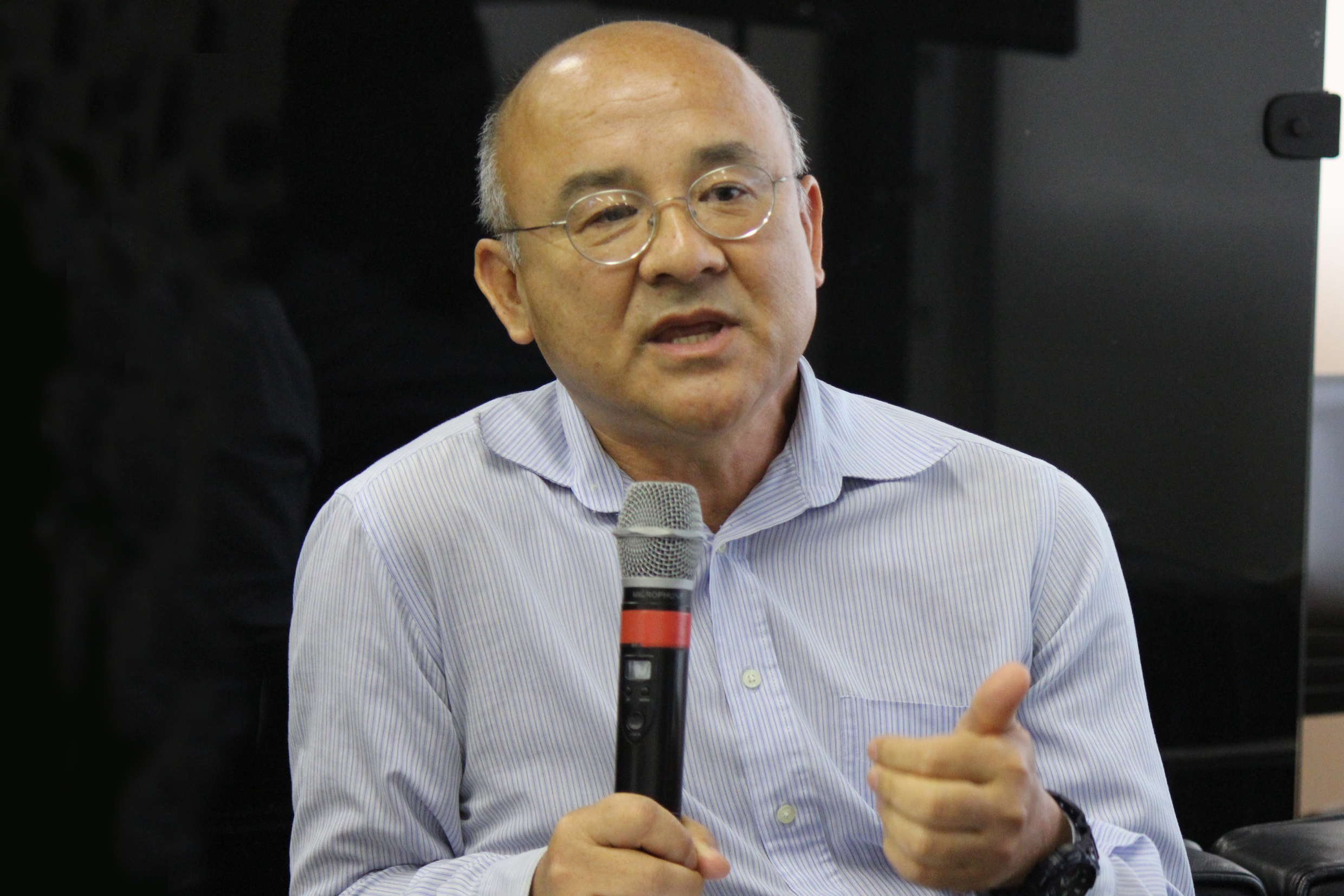 Haluo Hirata faz perguntas durante o debate