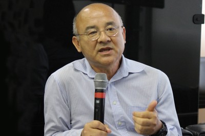 Haluo Hirata faz perguntas durante o debate