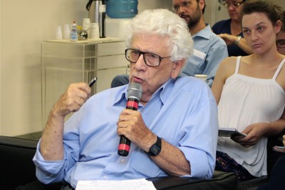 José da Rocha Carvalheiro fala durant o debate