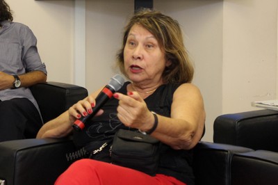 Maria Angela D'Incao faz perguntas durante o debate