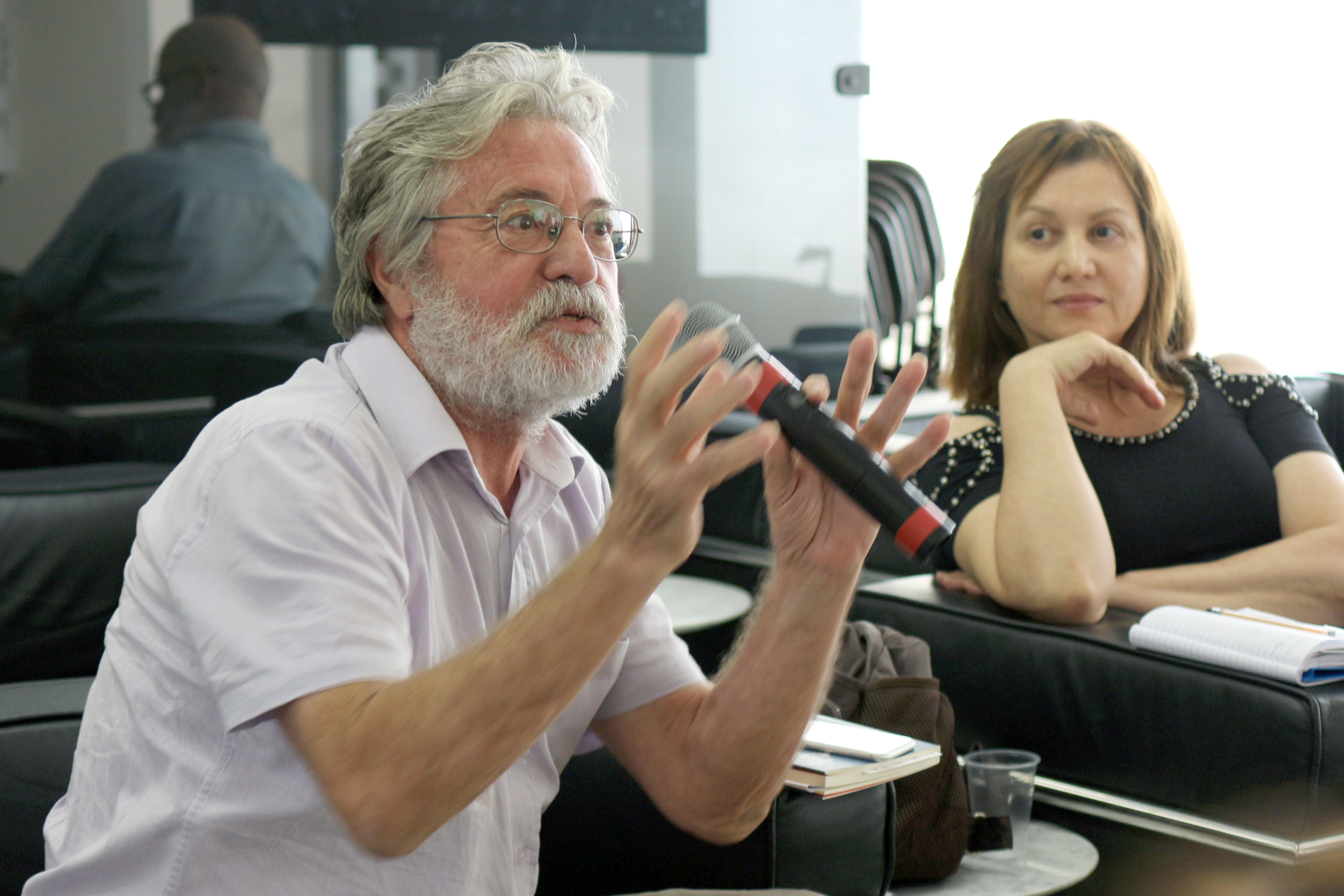 Abel Packer fala durante o debate