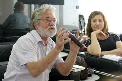 Abel Packer fala durante o debate