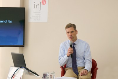 Michael Elliott inicia sua apresentação