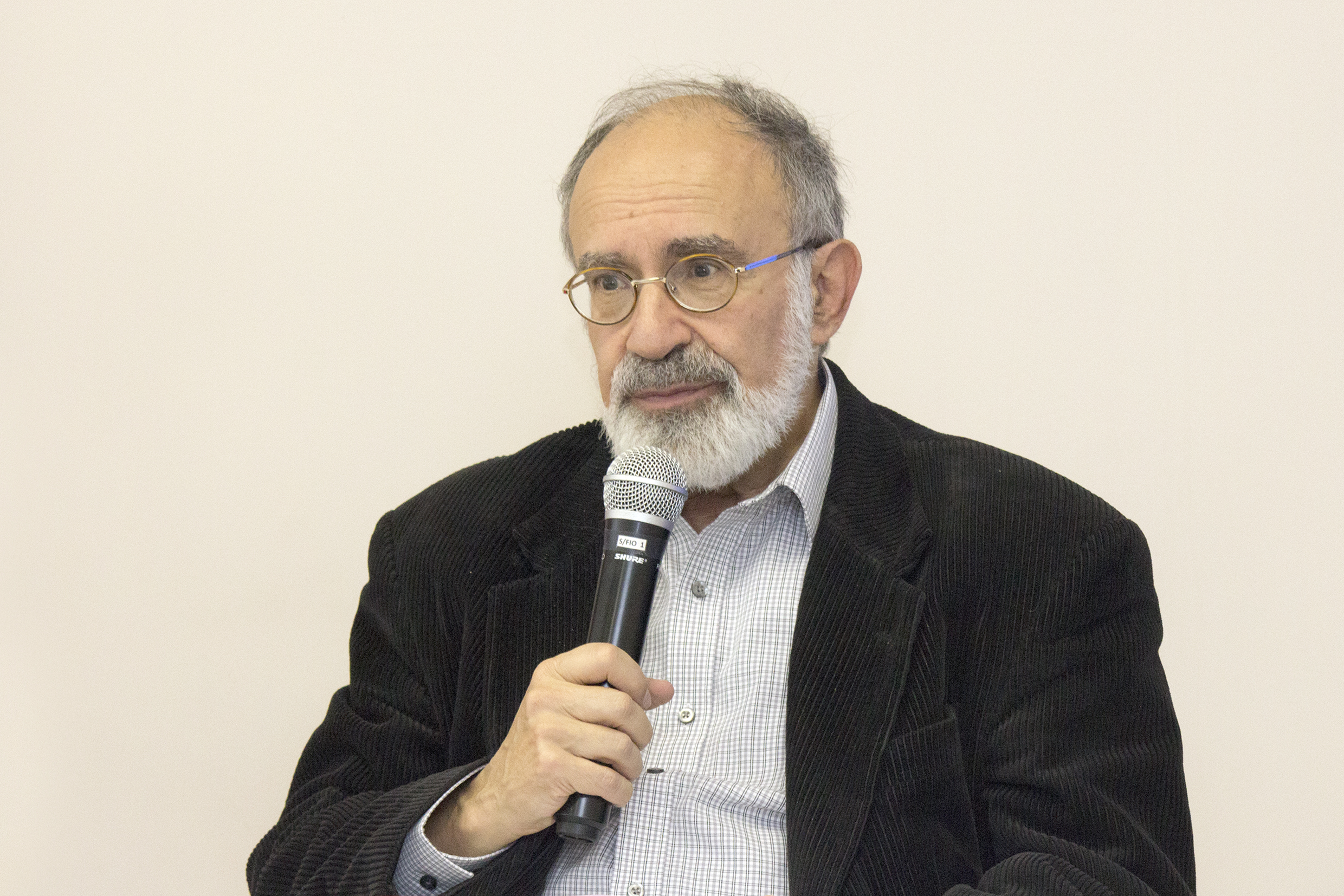 Guilherme Ary Plonski abre o evento e apresenta os expositores