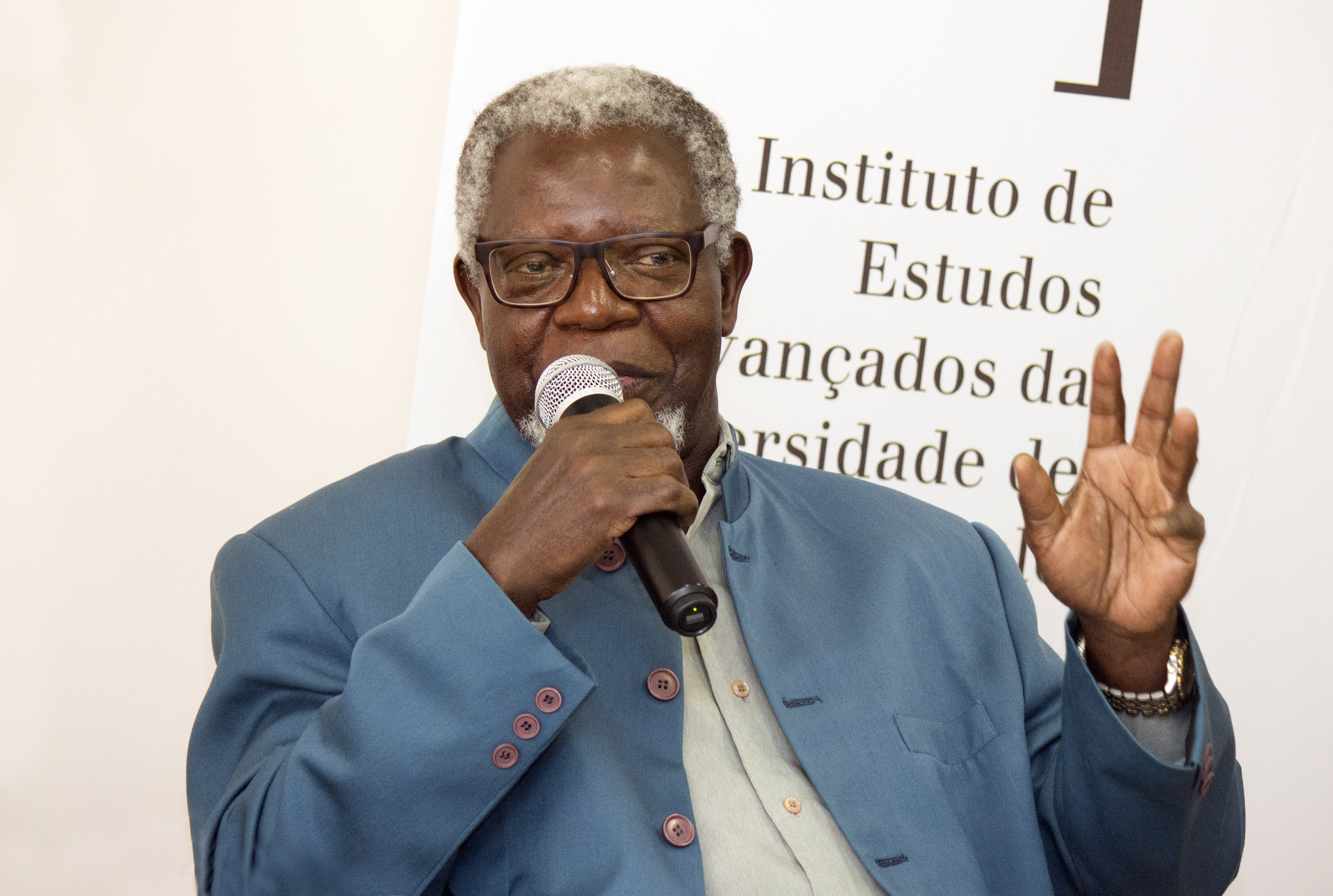 Kabenguele Munanga responde as perguntas do público