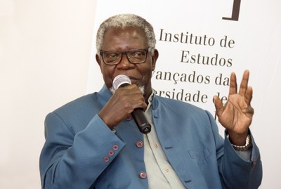 Kabenguele Munanga responde as perguntas do público