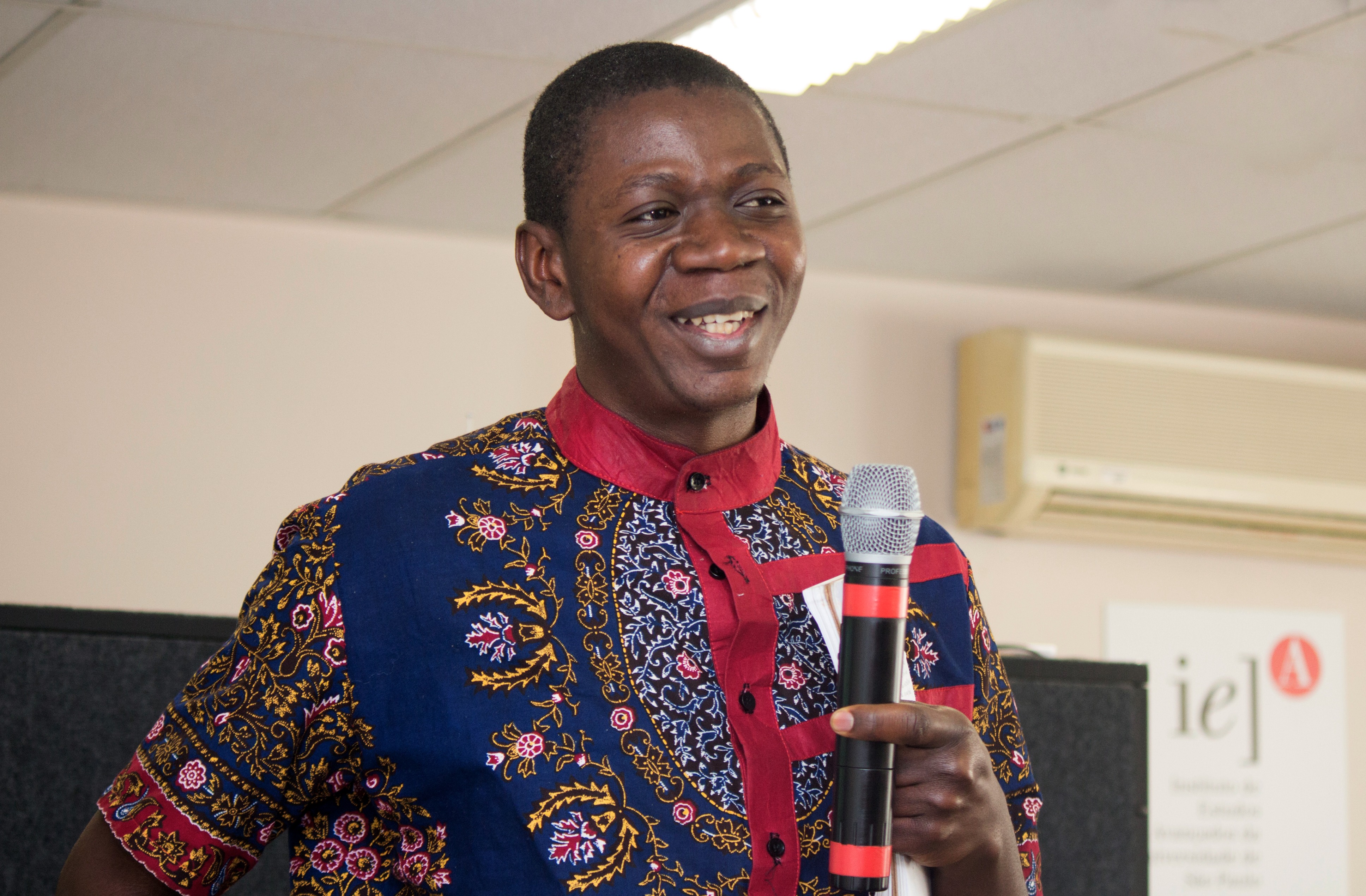 Tresor Mukendi Muteba faz perguntas durante o debate