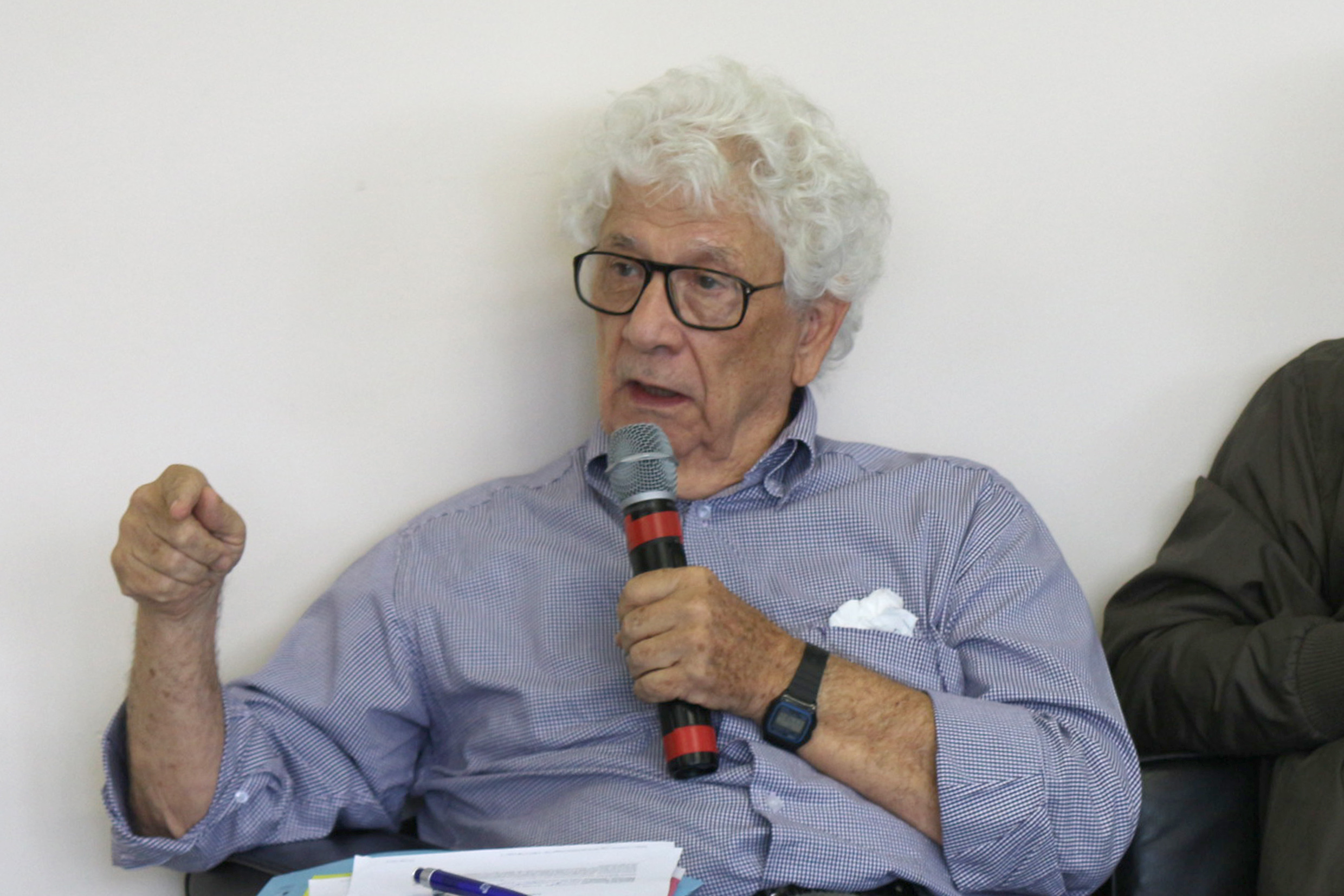 José da Rocha Carvalheiro fala durante o debate