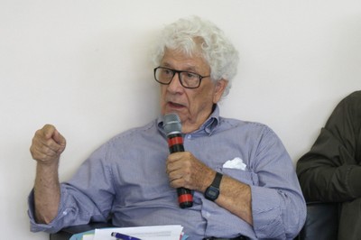 José da Rocha Carvalheiro fala durante o debate