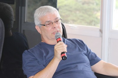 Participante do público faz perguntas aos expositores