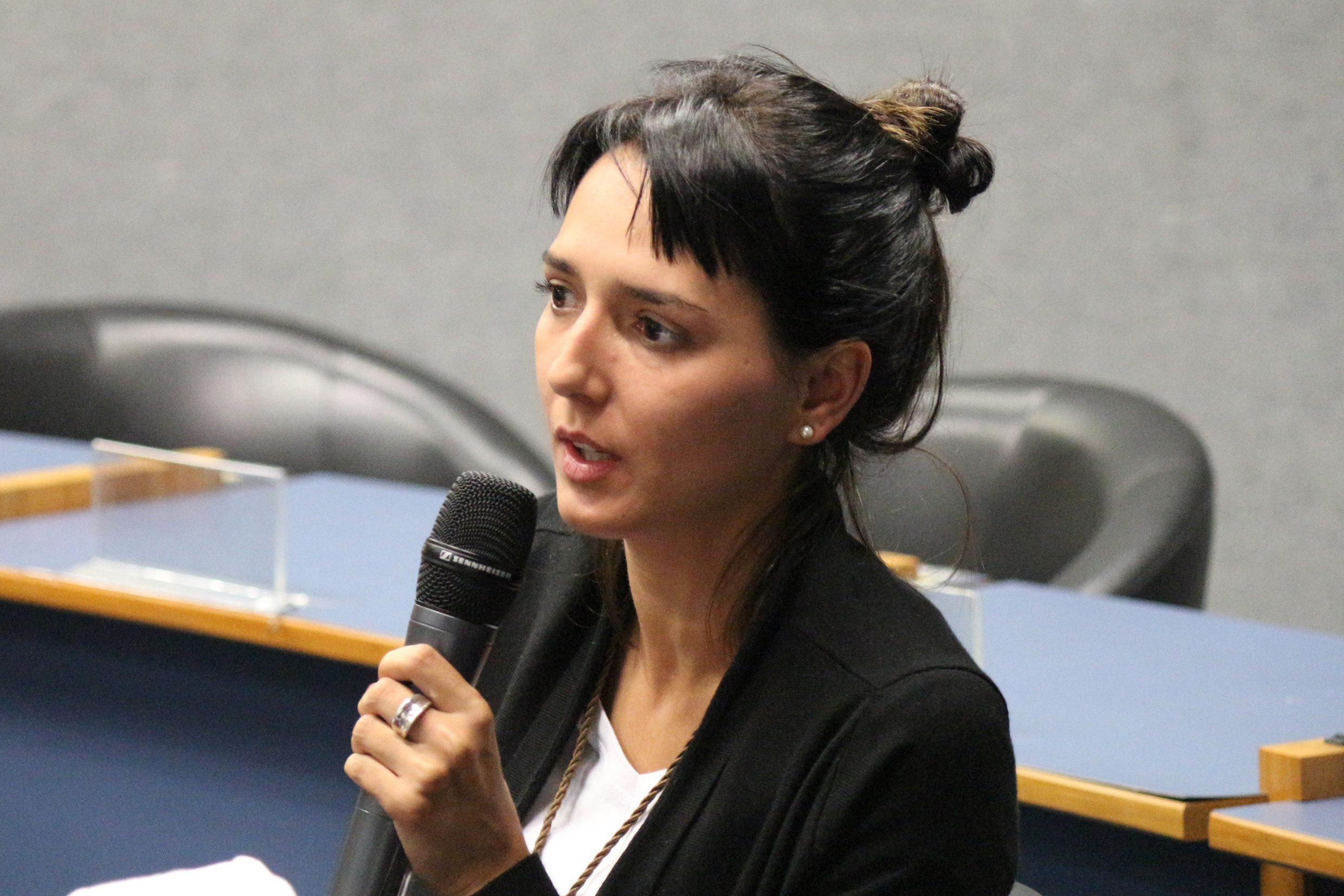 Participante do público faz perguntas durante o debate