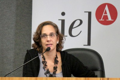 Sylvia Duarte Dantas abre o evento e apresenta o expositor