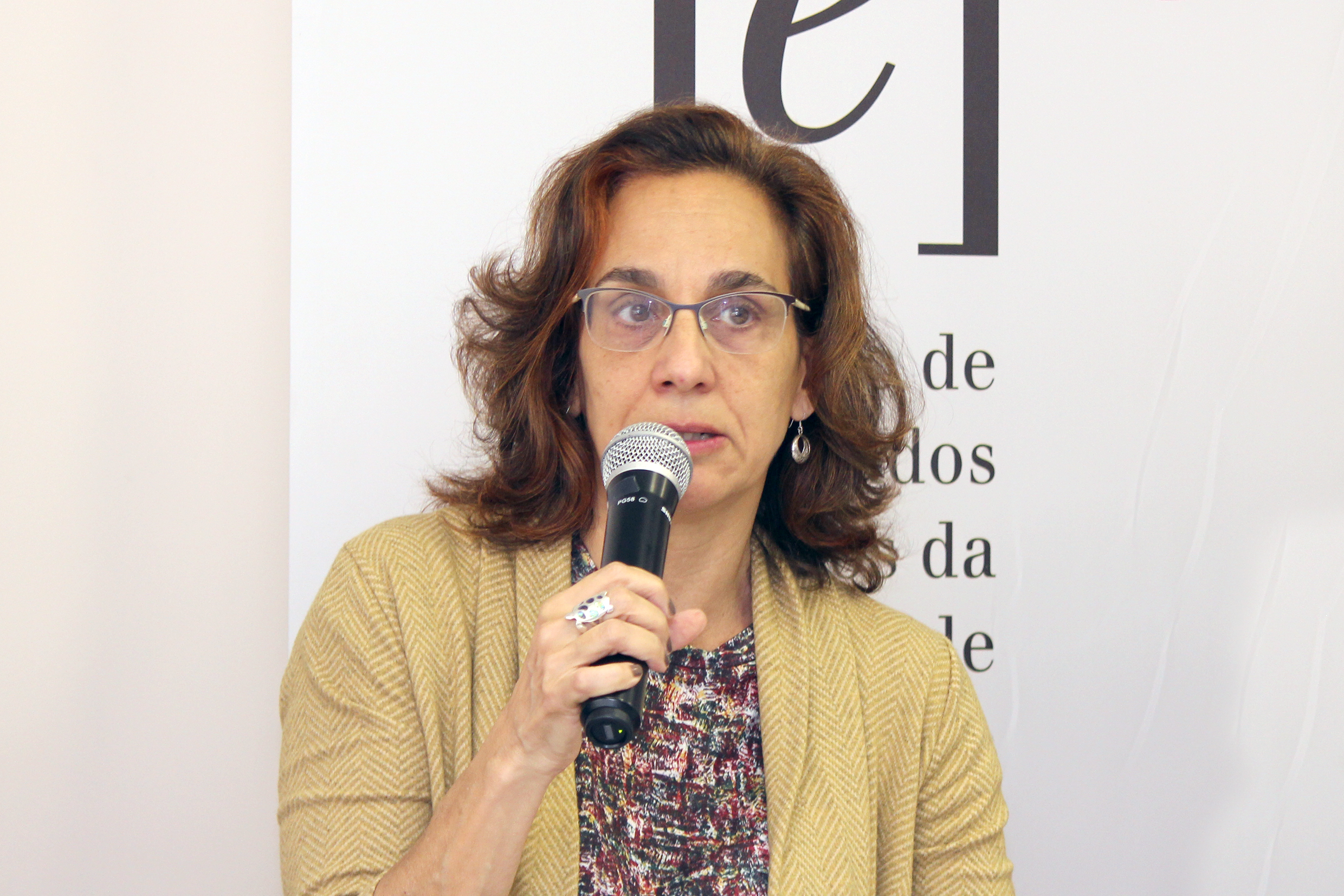 Sylvia Dantas abre o evento e apresenta a expositora