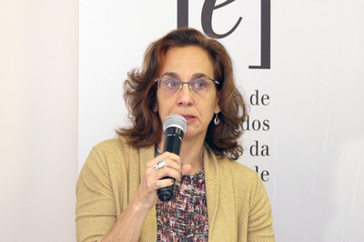 Sylvia Dantas abre o evento e apresenta a expositora