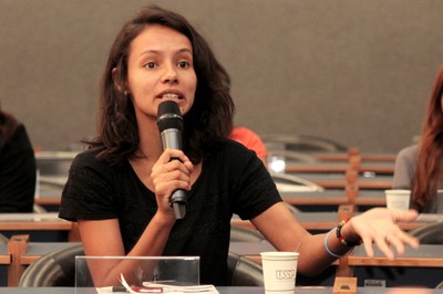 Participante do público faz perguntas durante o debate