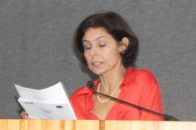 Gisela Maria Bernardes Solymos abre o evento e apresenta os expositores