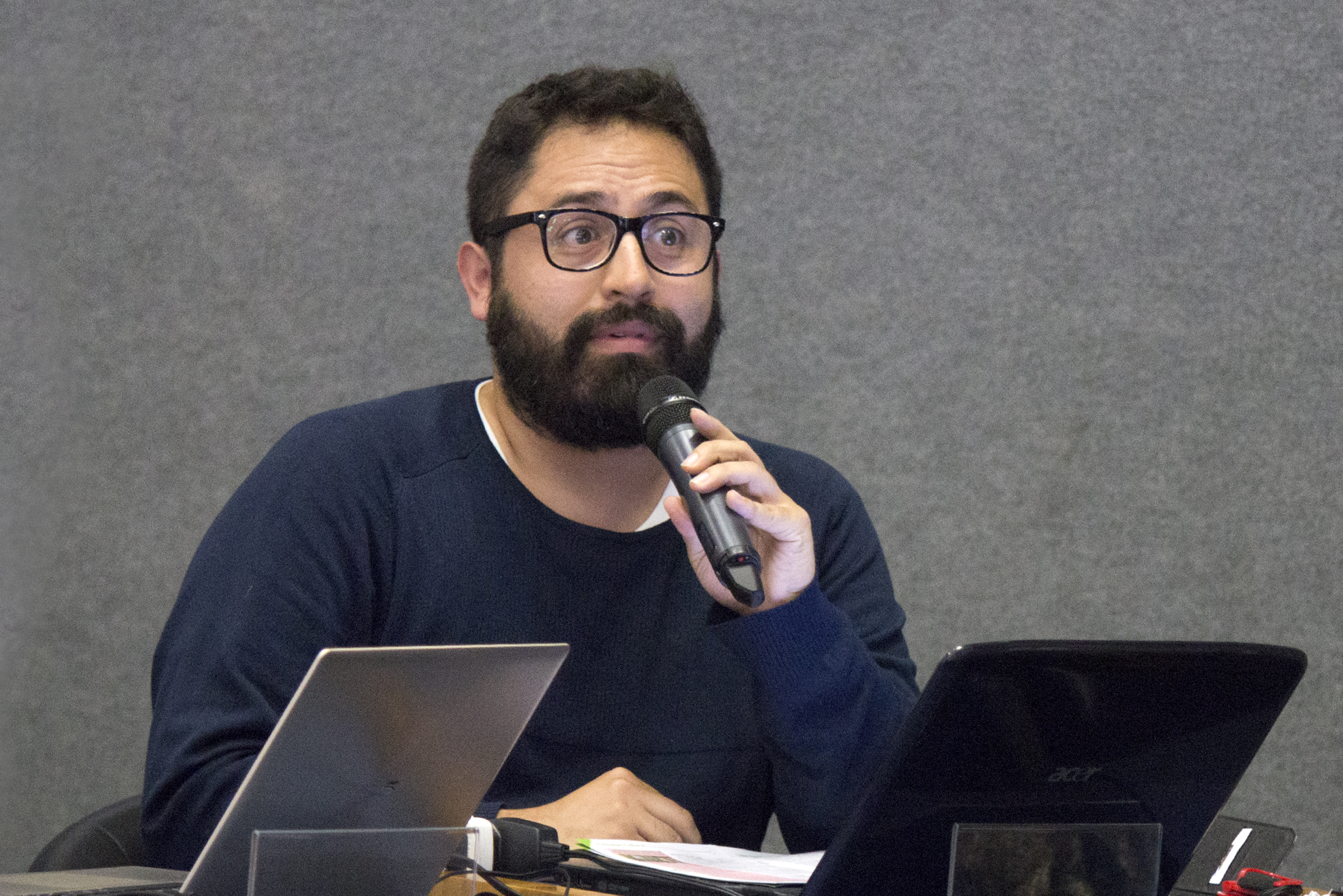 Participante do público faz perguntas durante o debate