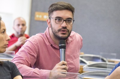 Participante do público faz perguntas durante o debate