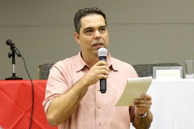 Alexander Turra faz a abertura do evento e explica a dinâmica das apresentações