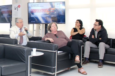 Participante do público faz perguntas durante o debate