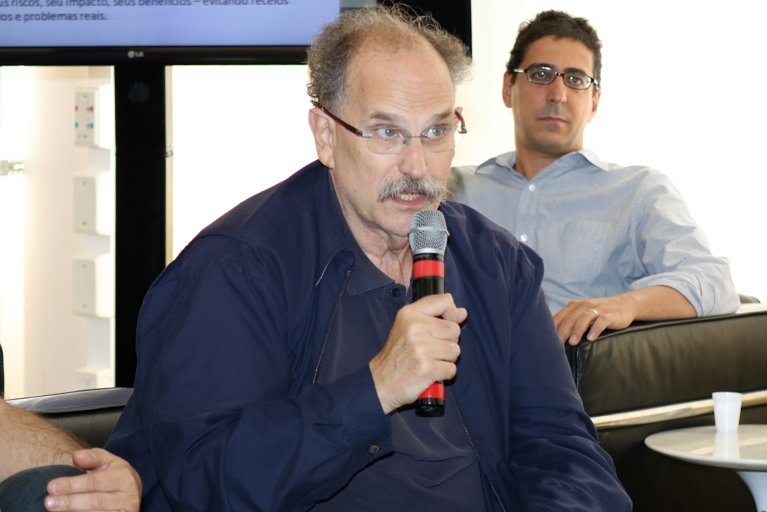 Glauco Arbix fala durante o debate