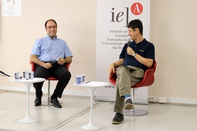 Mario Sergio Salerno abre o evento e apresenta o expositor