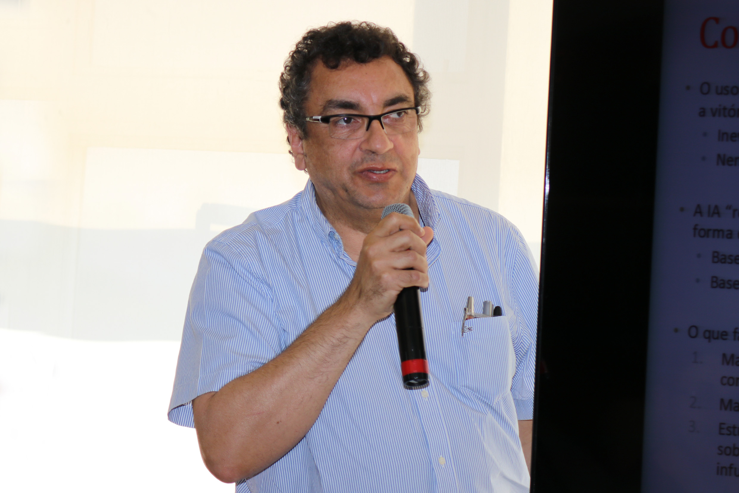 Participante do público faz perguntas durante o debate