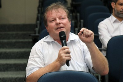Participante do público faz perguntas durante o debate