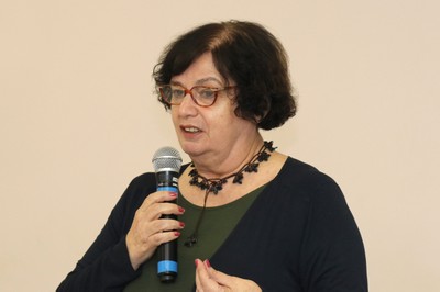 Eda Tassara faz pergunta durante o debate.jpg