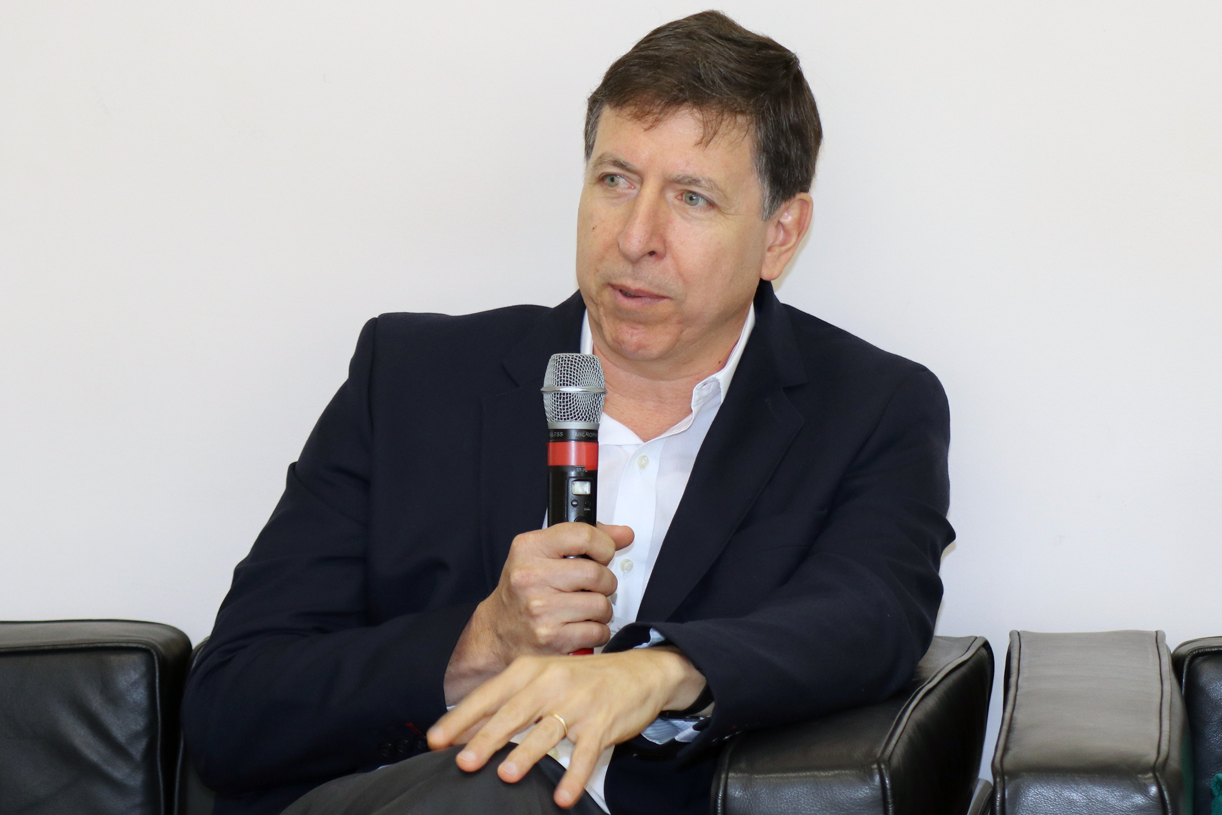 José Eduardo Krieger fala durante o debate