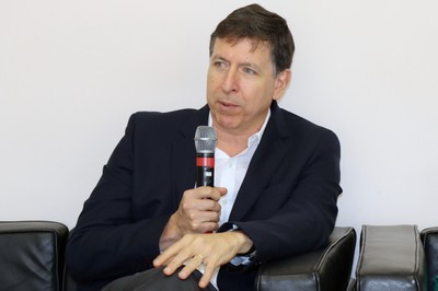 José Eduardo Krieger fala durante o debate